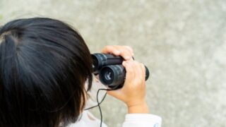 双眼鏡をもつ子ども