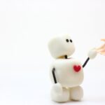 人と手をつなぐロボット