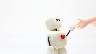 人と手をつなぐロボット