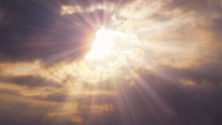 曇り空からさす光