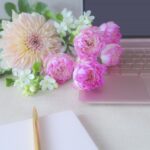 花とパソコンとメモ帳