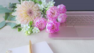 花とパソコンとメモ帳