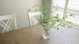 テーブルの上の花瓶