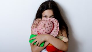 ぬいぐるみをハグする子ども