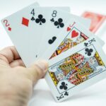 トランプを持つ手