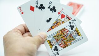 トランプを持つ手