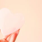 ハートを持つ手