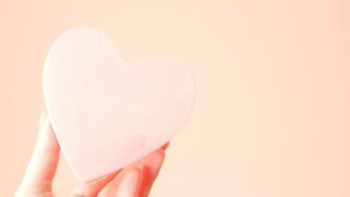 ハートを持つ手