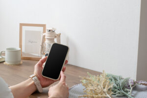 スマホを持つ手